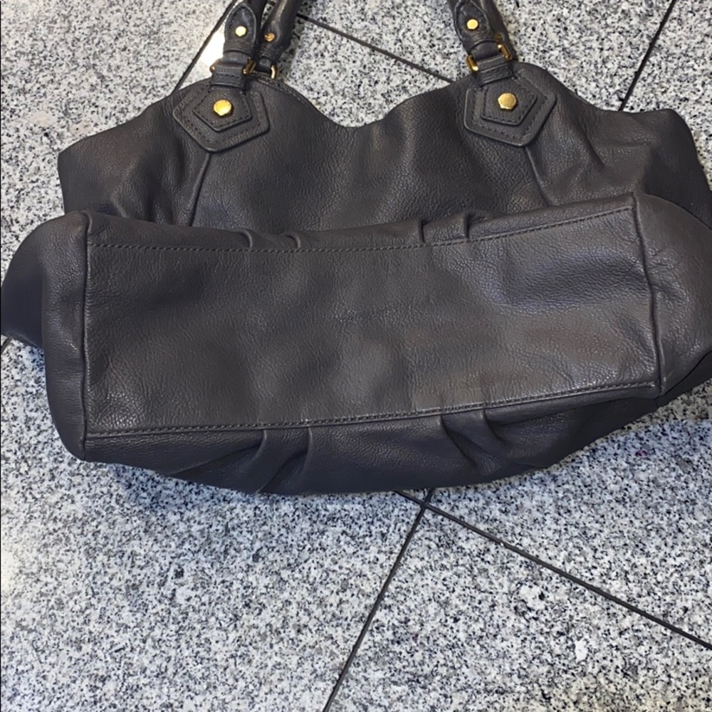 Marc by Marc Jacob’s gray handbag w/ gold hardware - Picture 4 of 9